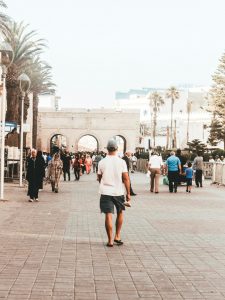 風與海交織的藍白小鎮：漫步在藍色海港與古城牆間
